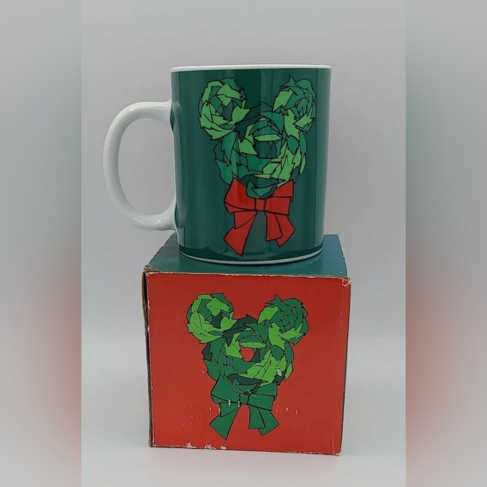 Walt Disney Gallery Mickey Mouse Christmas Wreath Holiday Collection Coffee Mug